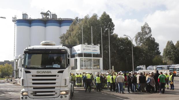 Trabajadores de Cosmos, concentrados en la planta cementera