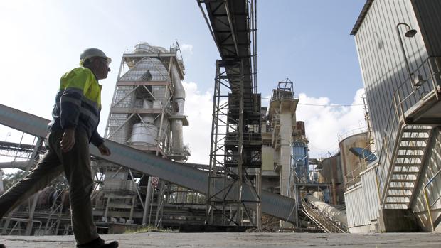 Un trabajador de Cosmos camina por las instalaciones de la cementera