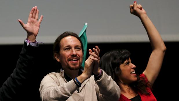 El secretario general de Podemos, Pablo Iglesias junto a la coordinadora Teresa Rodríguez