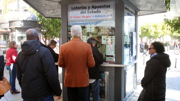 Varias personas compran lotería en una administración de Córdoba