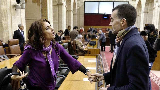 La consejera de Hacienda, María Jesús Montero, conversa con el portavoz de IULV-CA, Antonio Maíllo