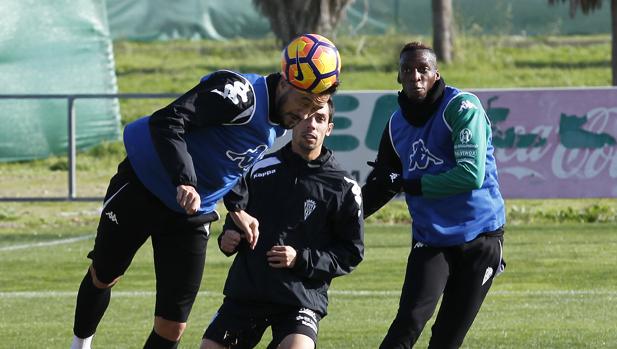 Héctor Rodas cabecea el balón junto a Bijimine en un entrenamiento del Córdoba CF