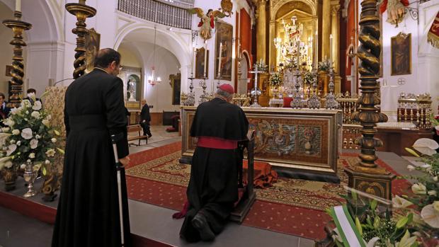 El obispo reza ante el arcángel San Rafael