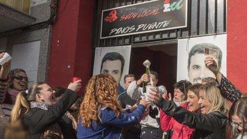 Alegría de los agraciados en la sede local de Izquierda Unida, en la que está integrada el Partido Comunista