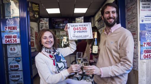 Santiago Garrido, y su madre Amelia Ramos, propietarios de la administración número 1 de Fuengirola