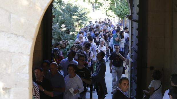 Cola de turistas en el puente de Todos los Santos en El Alcázar de Córdoba