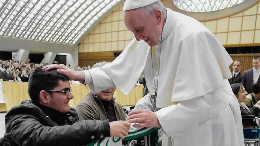 El Papa Francisco recibe una bufanda blanquiverde de Eduardo