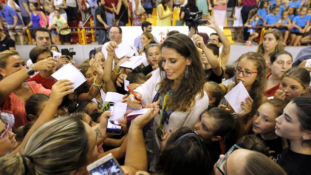 La gimnasta cordobesa Lourdes Mohedano firma autógrafos