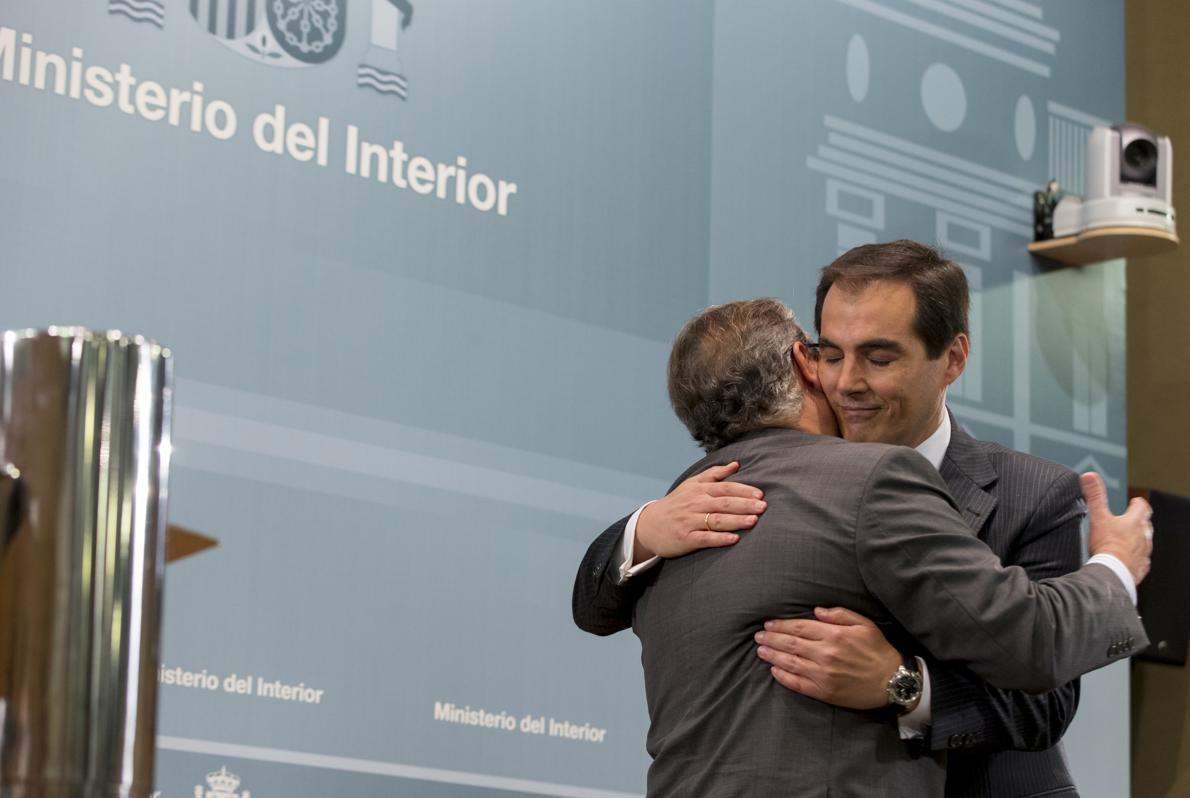 El secretario de Estado de Defensa, José Antonio Nieto, recibe el abrazo de Zoido