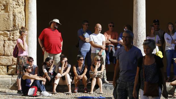 Turistas en el Patio de los Naranjos