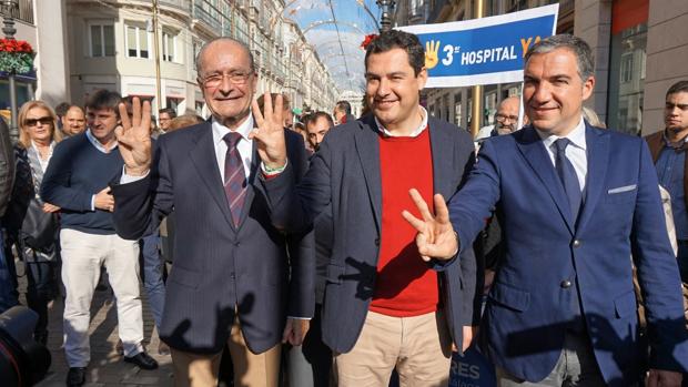 Francisco de la Torre, Juanma Moreno y Elías Bendodo, en la calle Larios de Málaga