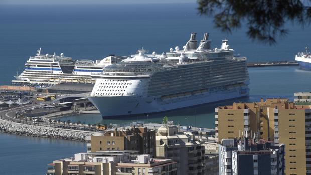 Uno de los cruceros más grandes del mundo durante su escala en el puerto de Málaga