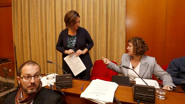 La alcaldesa habla con la delegada de Hacienda, Alba Doblas