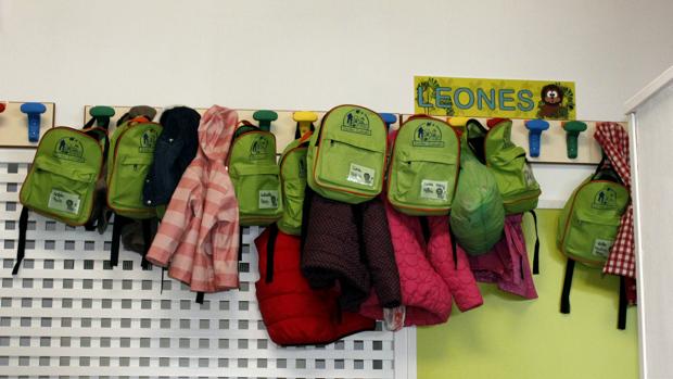 Mochilas colgadas en el vestidor de un centro infantil