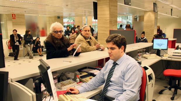 Interior de una oficina de Cajasur en Córdoba