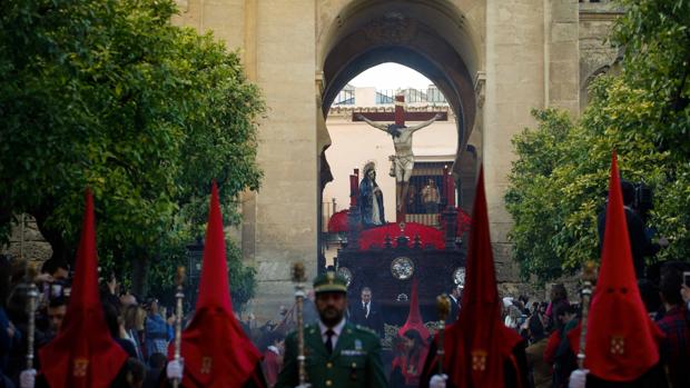 La hermandad de la Caridad en el Patio de los Naranjos