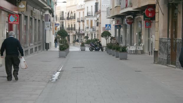 Un hombre pasea por la Corredera de Montilla