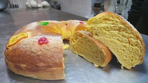 Uno de los jugosos roscones de panadería El Portillo