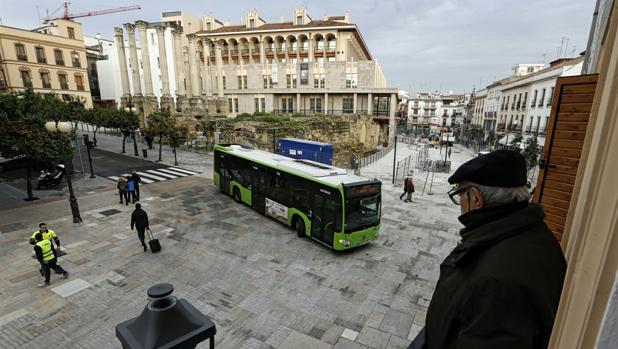 Un autobús gira desde la calle Claudio Marcelo a Diario de Córdoba tras la apertura de la esquina oeste