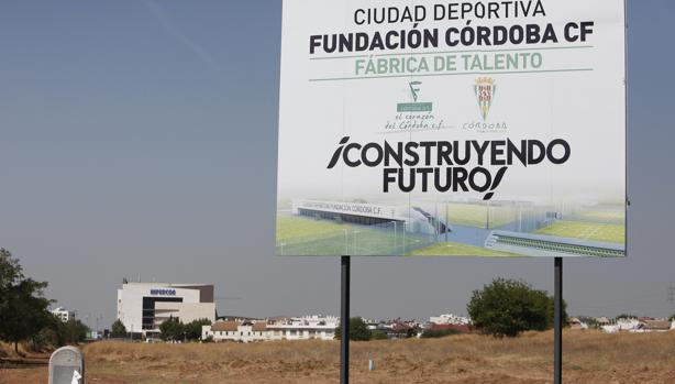 Cartel con el que se anunciaba la construcción de la Ciudad Deportiva en el futuro Parque del Canal