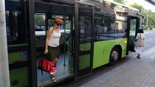 Una usuaria baja de un autobús de Aucorsa en Córdoba