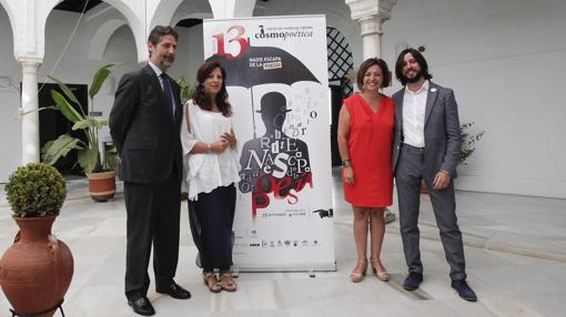 Nacho Montoto posa junto a la alcaldesa en la presentación de Cosmopoética