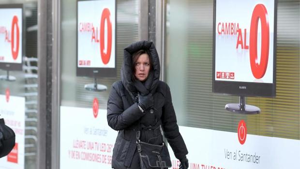 Una mujer se protege de las bajas temperaturas con guantes y un abrigo con capucha