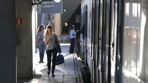 Un joven se aproxima a un vagón