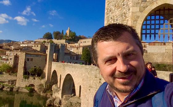 Toni Martín en una autofoto en la ciudad medieval de Besalú, en Gerona