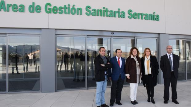 Los representantes de la Junta y del SAS en la entrada del nuevo centro sanitario de Ronda