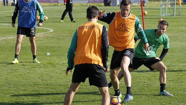 Sasa Markovic conduce el esférico en el entrenamiento