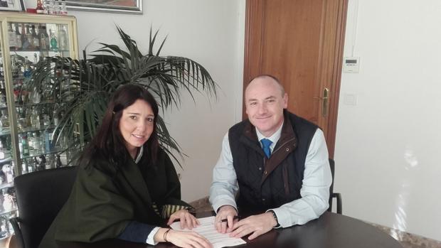 Soraya Vicente y Francisco Javier Piedra, durante la firma del acuerdo