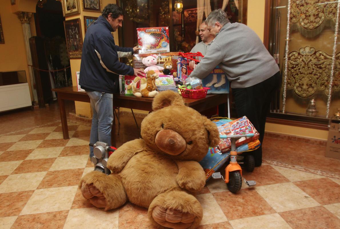 Recogida de juguetes de la hermandad del Descendimiento