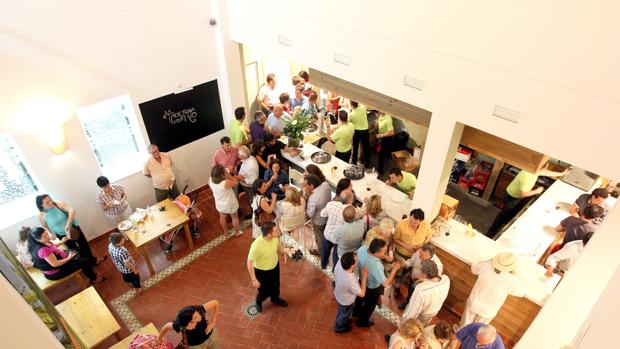 Interior de la Taberna del Río en la capital cordobesa