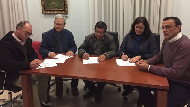 Firma del nuevo acuerdo entre «Sí se puede», PSOE e Izquierda Unida en Aljaraque (Huelva)