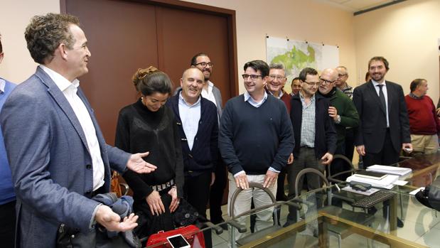 Representantes hosteleros y comerciantes en una Mesa de Veladores con Pedro García