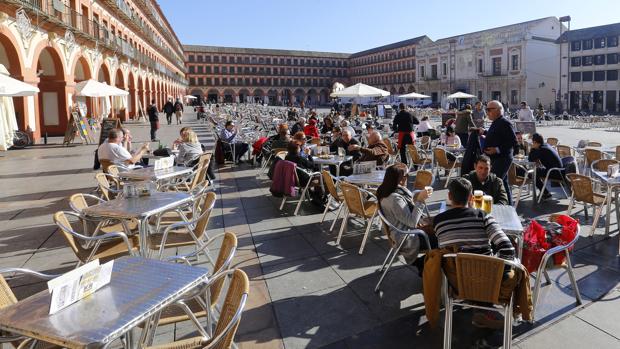 Terrazas al sol en la Plaza de la Corredera