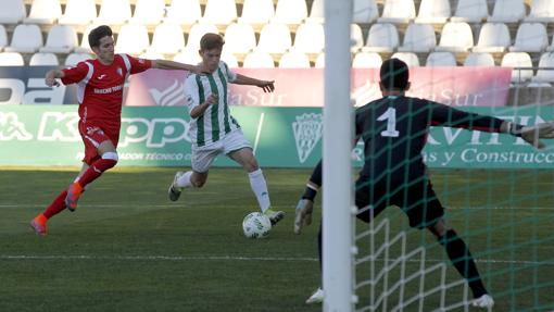 Borja Estepa encara la portería rival