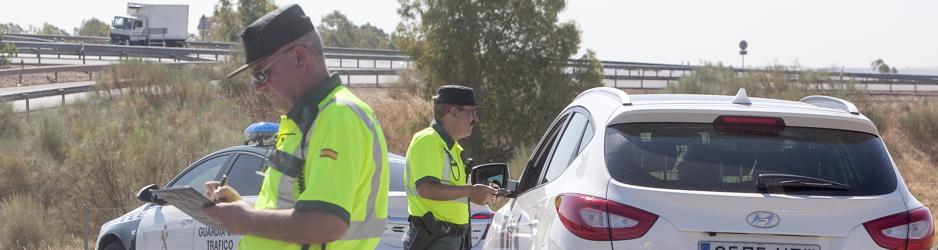 Agentes de Tráfico en una de las vías de Córdoba