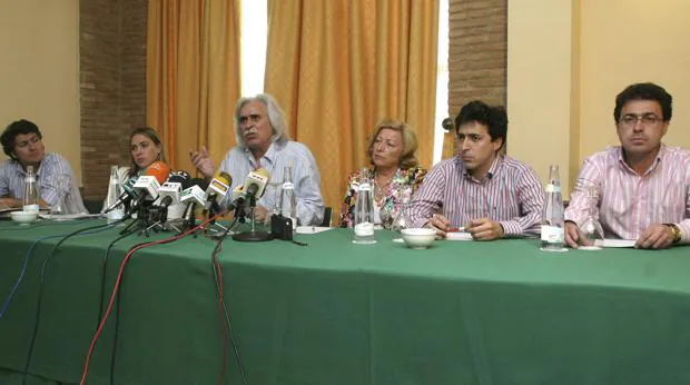 Rafael Gómez, acompañado de su mujer y sus hijos durante una comparecencia