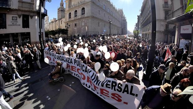 Las mareas blancas sacan los colores a Susana Díaz por los recortes en sanidad