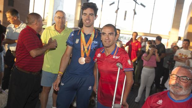 Alfonso Cabello, a la izquierda, con las medallas logradas en Río 2016