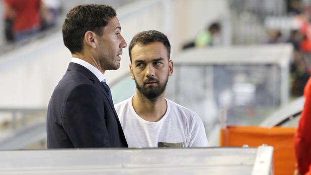 El central del Córdoba CF Deivid junto al doctor del equipo, Javier Bejarano