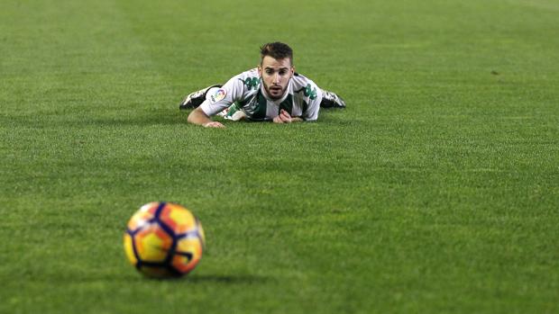 Antoñito observa el esférico desde el suelo en el Córdoba CF-Getafe