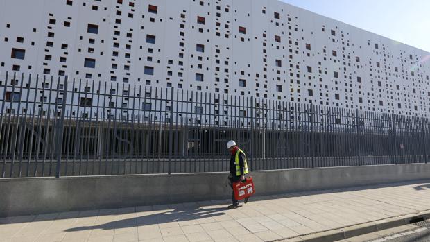 Un trabajador pasa delante del edificio del Centro de Convenciones en el Parque Joyero