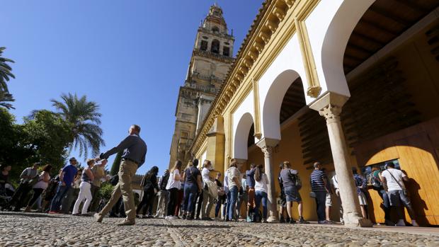 Turistas en el Patio de los Naranjos de la Mezquita