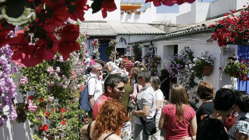 Turistas visitando un patio durante el Festival