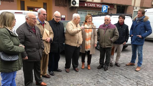 Vecinos en la plaza de Gonzalo de Ayora