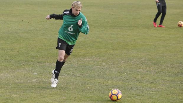 Javi Lara toca el esférico y podría debutar este sábado con el Córdoba