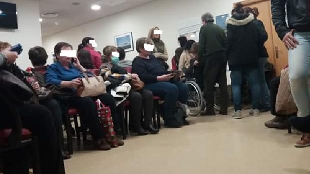 Pacientes a la espera de entrar en su sesión de quimioterapia